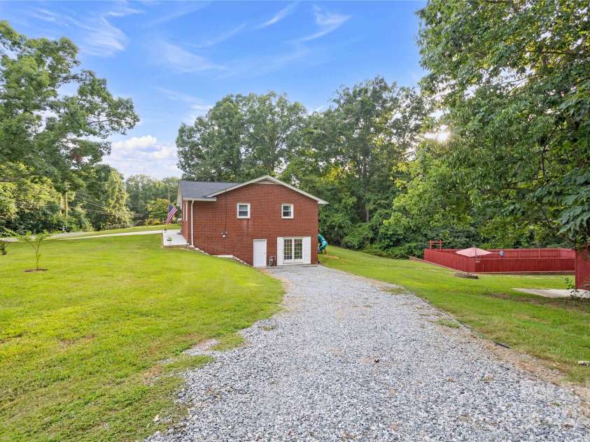 410 Queens Drive, Lexington, NC 27292.  MLS# CAR4287157, YatesRealty ID 33725. 
