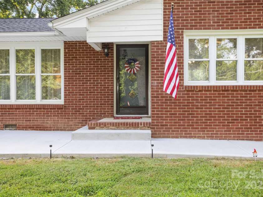 410 Queens Drive, Lexington, NC 27292.  MLS# CAR4287157, YatesRealty ID 33725. 