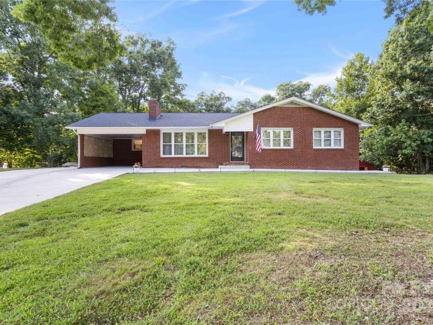 410 Queens Drive, Lexington, NC 27292.  MLS# CAR4287157, YatesRealty ID 33725. 