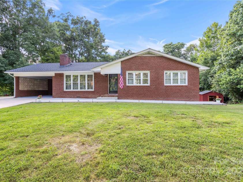 410 Queens Drive, Lexington, NC 27292.  MLS# CAR4287157, YatesRealty ID 33725. 