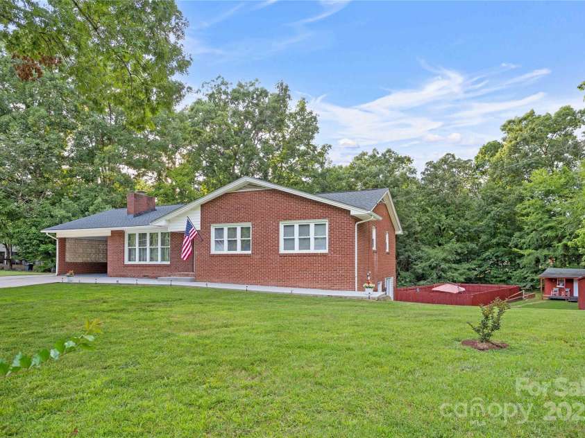410 Queens Drive, Lexington, NC 27292.  MLS# CAR4287157, YatesRealty ID 33725. 