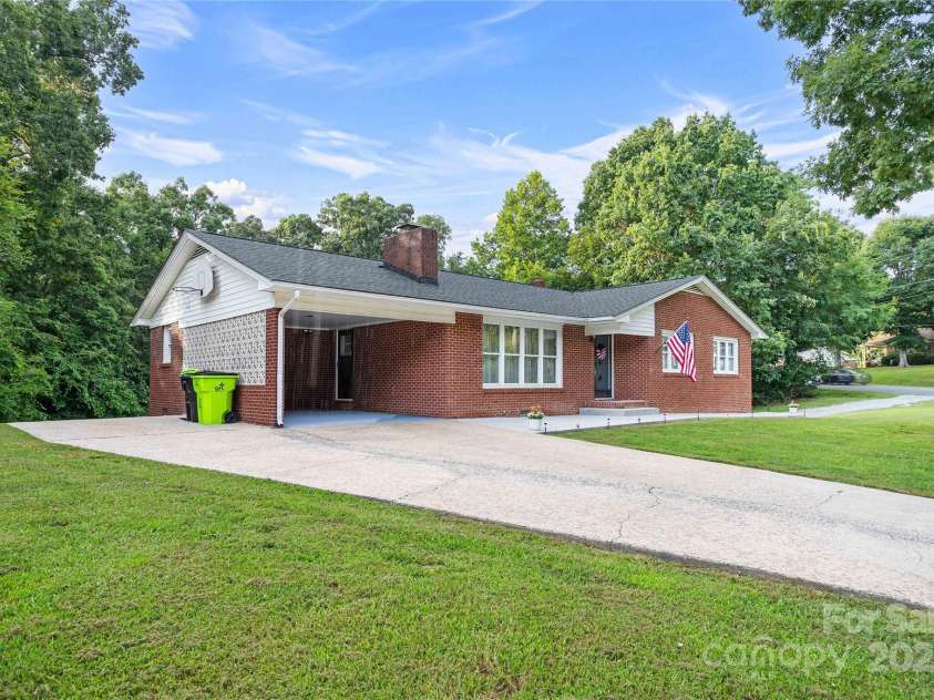 410 Queens Drive, Lexington, NC 27292.  MLS# CAR4287157, YatesRealty ID 33725. 