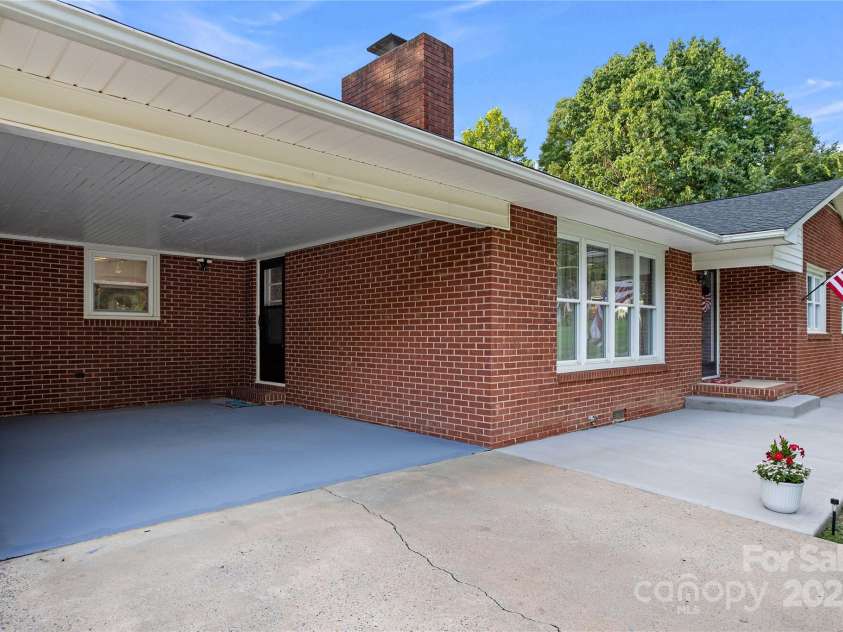 410 Queens Drive, Lexington, NC 27292.  MLS# CAR4287157, YatesRealty ID 33725. 