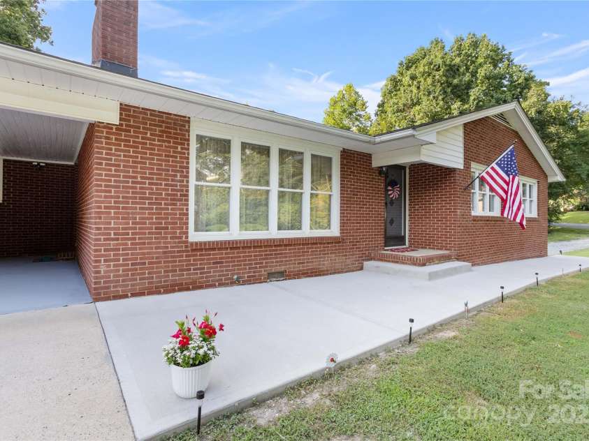 410 Queens Drive, Lexington, NC 27292.  MLS# CAR4287157, YatesRealty ID 33725. 