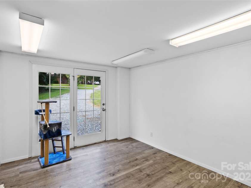 410 Queens Drive, Lexington, NC 27292.  MLS# CAR4287157, YatesRealty ID 33725. Basement Bonus/Office with exterior access.