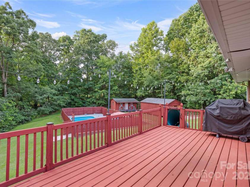 410 Queens Drive, Lexington, NC 27292.  MLS# CAR4287157, YatesRealty ID 33725. Deck with built-in slides
