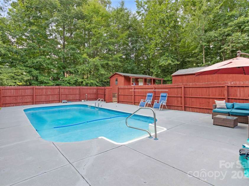 410 Queens Drive, Lexington, NC 27292.  MLS# CAR4287157, YatesRealty ID 33725. Fenced Pool