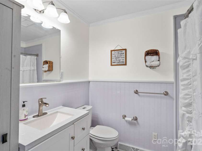 410 Queens Drive, Lexington, NC 27292.  MLS# CAR4287157, YatesRealty ID 33725. Hall Bath