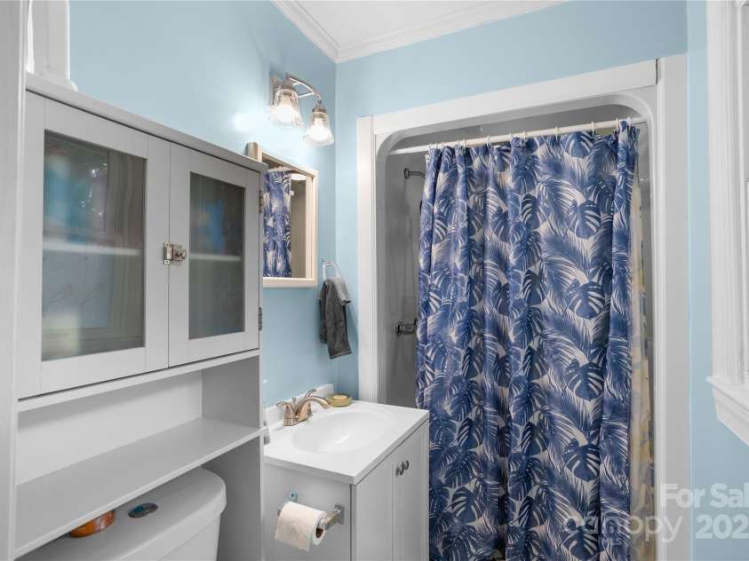 410 Queens Drive, Lexington, NC 27292.  MLS# CAR4287157, YatesRealty ID 33725. Primary Bath