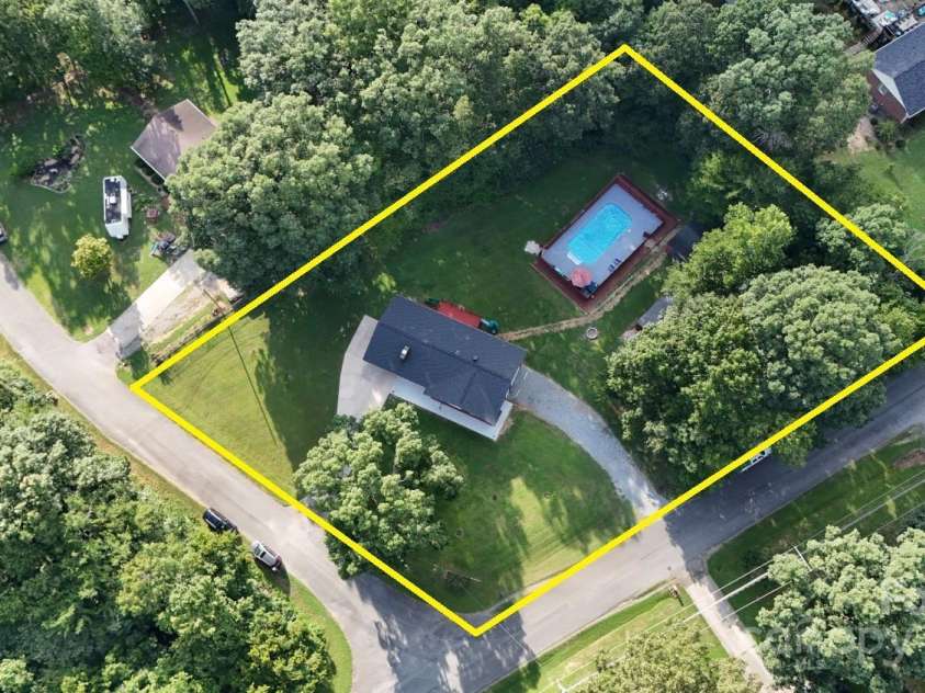 410 Queens Drive, Lexington, NC 27292.  MLS# CAR4287157, YatesRealty ID 33725. Property lines are approx.