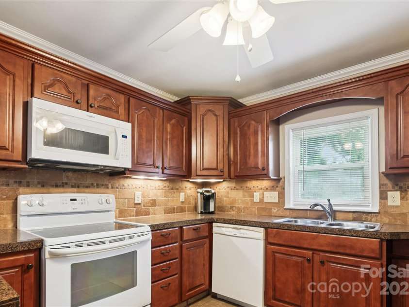 608 Maple Avenue, Gastonia, NC 28054.  MLS# CAR4292359, YatesRealty ID 33726. 