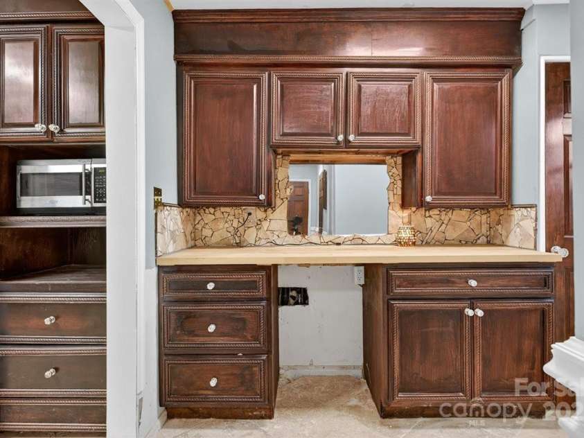 7144 Chapparall Lane, Charlotte, NC 28215.  MLS# CAR4288471, YatesRealty ID 33729. 