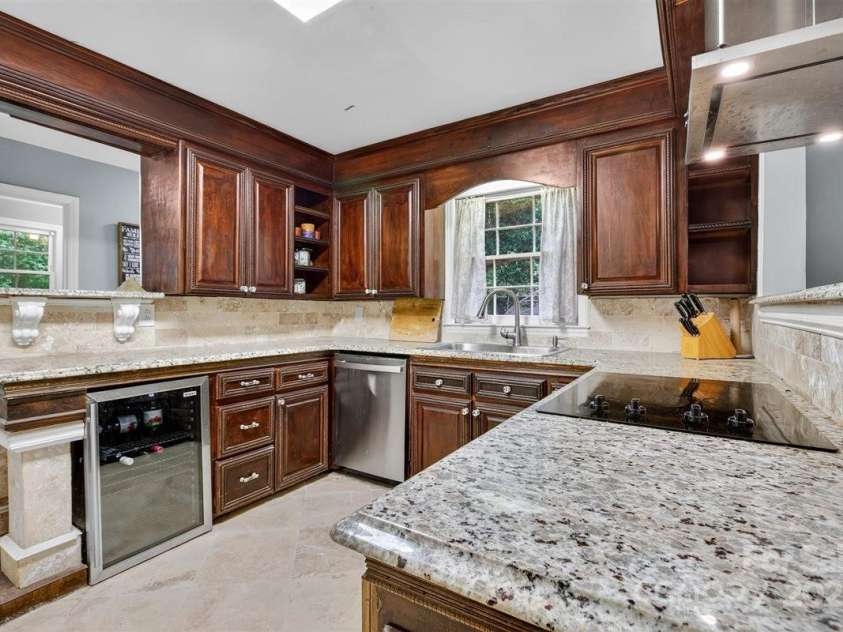 7144 Chapparall Lane, Charlotte, NC 28215.  MLS# CAR4288471, YatesRealty ID 33729. Gorgeous Kitchen