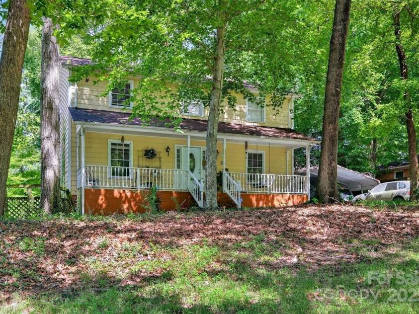 7144 Chapparall Lane, Charlotte, NC 28215.  MLS# CAR4288471, YatesRealty ID 33729. Large Front Yard