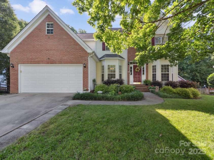 130 Nims Spring Drive, Fort Mill, SC 29715.  MLS# CAR4272422, YatesRealty ID 33730. 