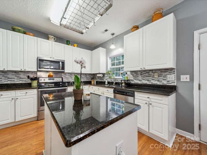 130 Nims Spring Drive, Fort Mill, SC 29715.  MLS# CAR4272422, YatesRealty ID 33730. Kitchen
