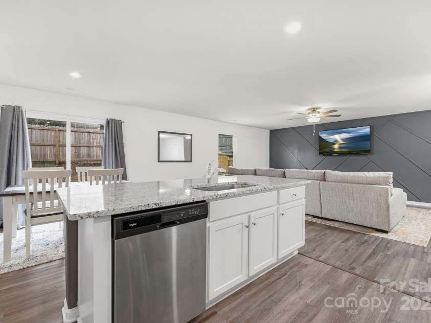 9025 Creedmore Hills Drive, Charlotte, NC 28214.  MLS# CAR4289266, YatesRealty ID 33732. Eat in Kitchen