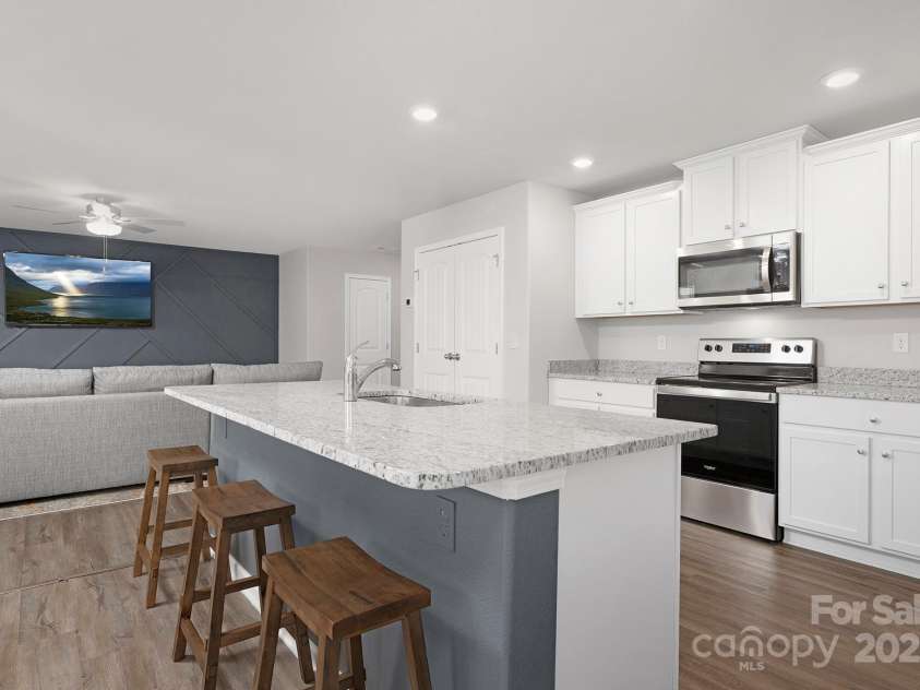9025 Creedmore Hills Drive, Charlotte, NC 28214.  MLS# CAR4289266, YatesRealty ID 33732. Large Kitchen Island