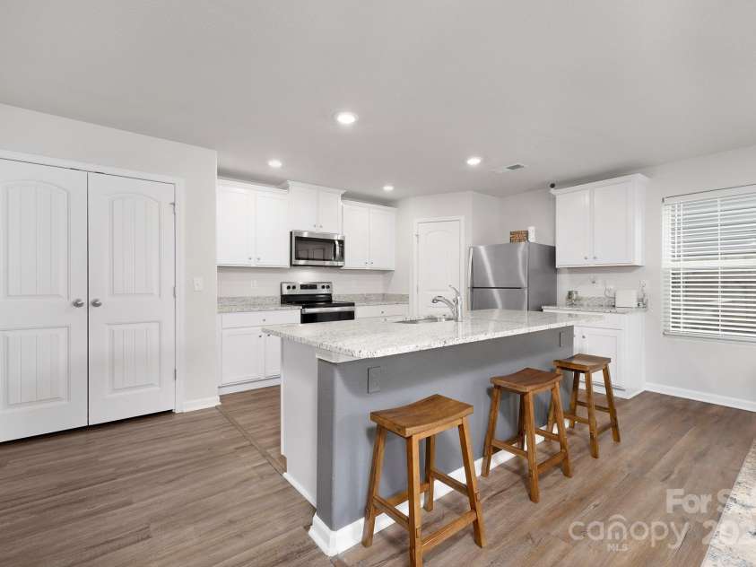 9025 Creedmore Hills Drive, Charlotte, NC 28214.  MLS# CAR4289266, YatesRealty ID 33732. Open Kitchen