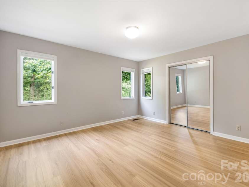 601 Woodfield Drive, Asheville, NC 28803.  MLS# CAR4397478, YatesRealty ID 33736. Primary Bedroom with En-Suite Bath 