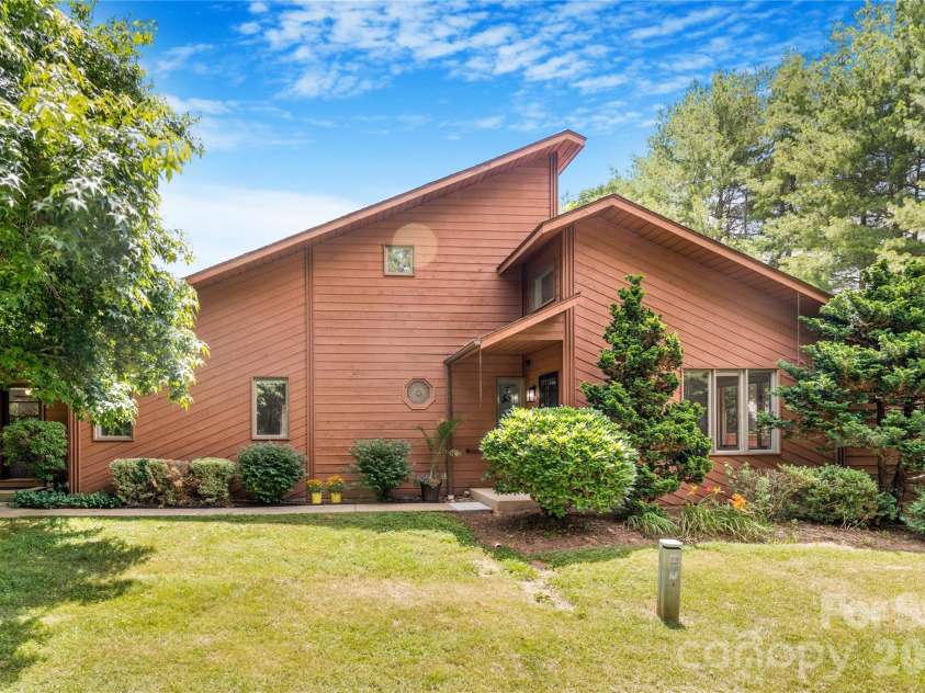 601 Woodfield Drive, Asheville, NC 28803.  MLS# CAR4397478, YatesRealty ID 33736. Welcome to 601 Woodfield Drive! Rarely does a home combine so many of Woodfield's most desirable features: a peaceful location in the back of the community, the privacy of a freestanding residence with no shared walls,