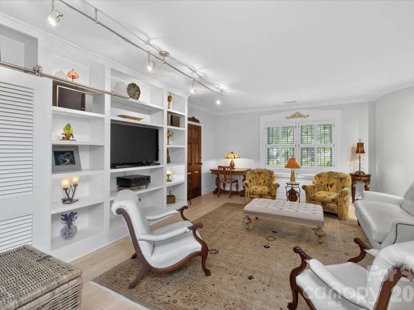 1035 Queens Road, Charlotte, NC 28207.  MLS# CAR4389224, YatesRealty ID 33738. 