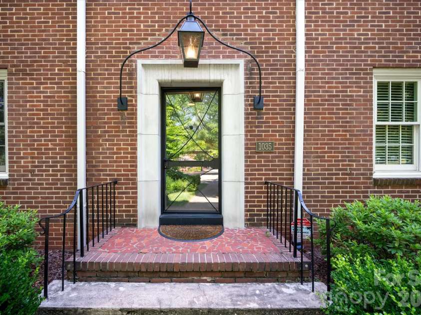 1035 Queens Road, Charlotte, NC 28207.  MLS# CAR4389224, YatesRealty ID 33738. Main Entrance