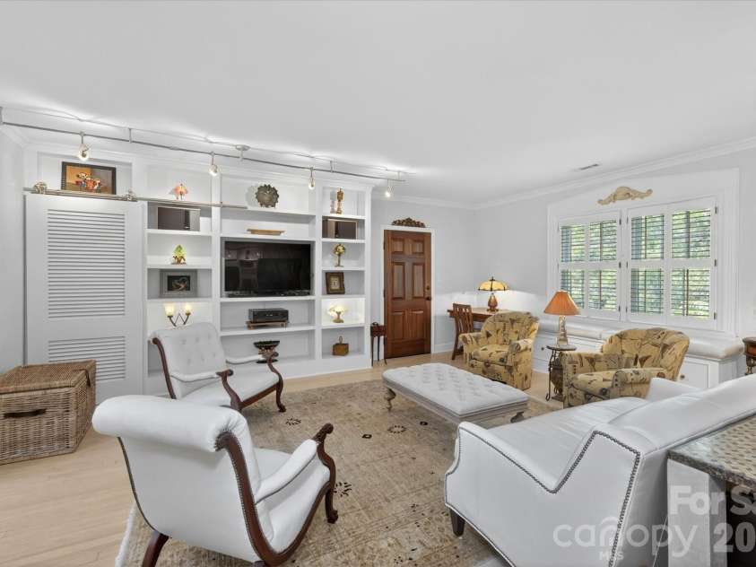 1035 Queens Road, Charlotte, NC 28207.  MLS# CAR4389224, YatesRealty ID 33738. Spacious Living Area with Natural Light