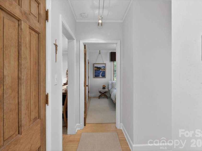 1035 Queens Road, Charlotte, NC 28207.  MLS# CAR4389224, YatesRealty ID 33738. Spacious Rear Hallway
