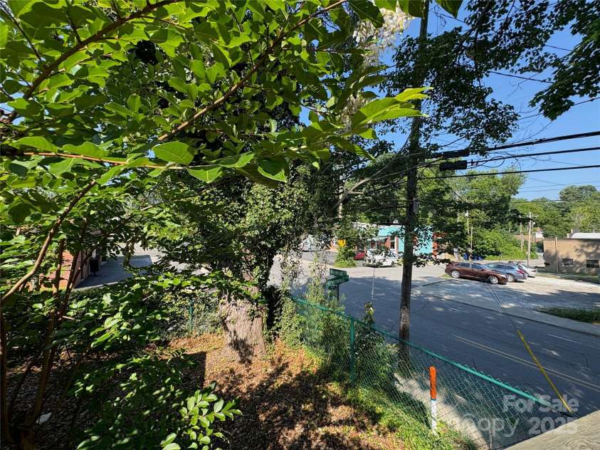 40 Brownwood Avenue, Asheville, NC 28806.  MLS# CAR4276720, YatesRealty ID 3374. 