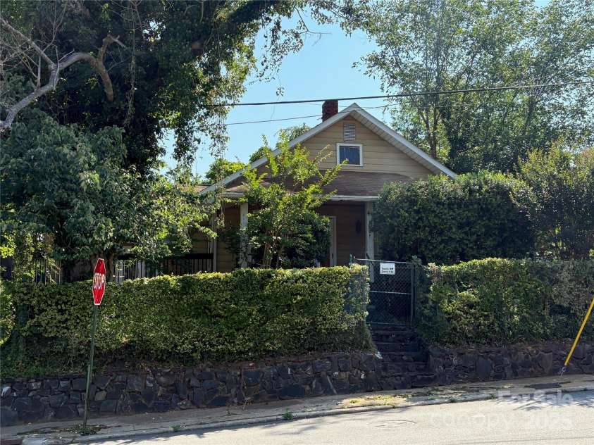 40 Brownwood Avenue, Asheville, NC 28806.  MLS# CAR4276720, YatesRealty ID 3374. 