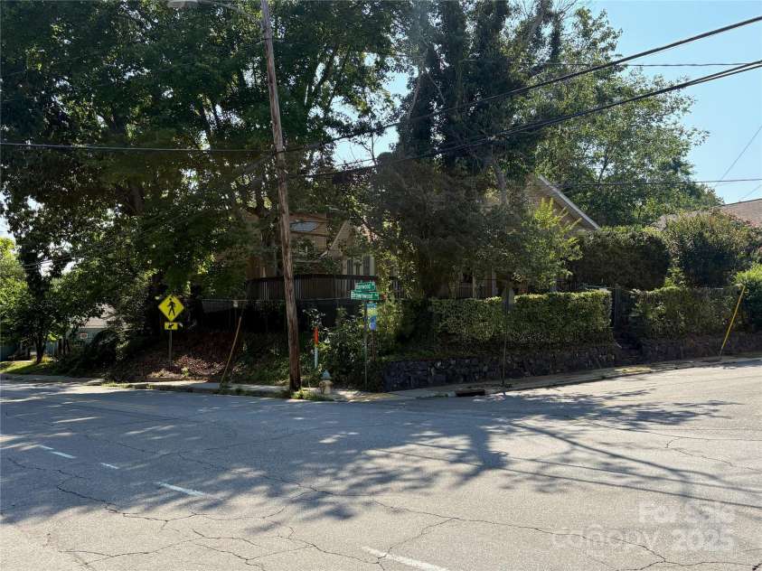 40 Brownwood Avenue, Asheville, NC 28806.  MLS# CAR4276720, YatesRealty ID 3374. 