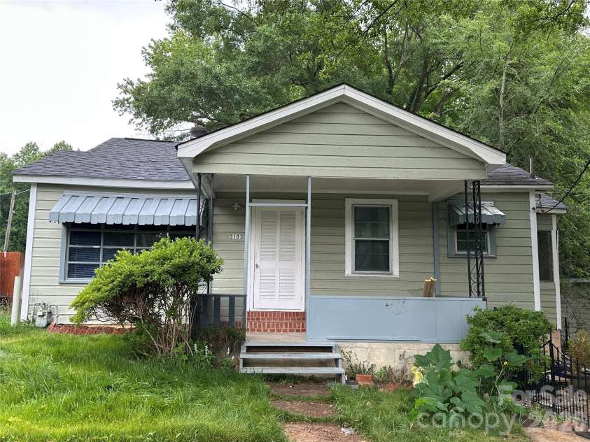 3101 Ridge Avenue, Charlotte, NC 28208.  MLS# CAR4391411, YatesRealty ID 33741. 