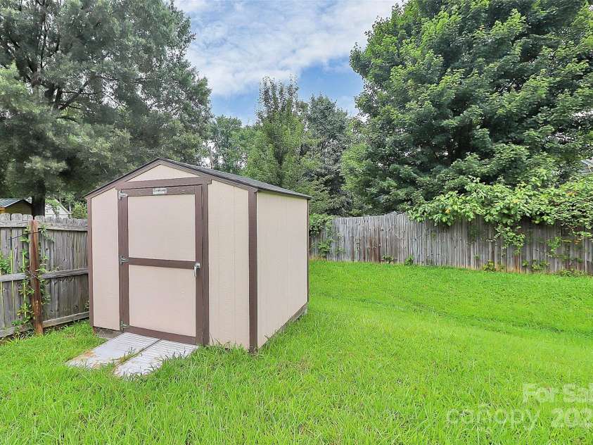 4234 Red Shed Lane, Charlotte, NC 28269.  MLS# CAR4291534, YatesRealty ID 33742. 