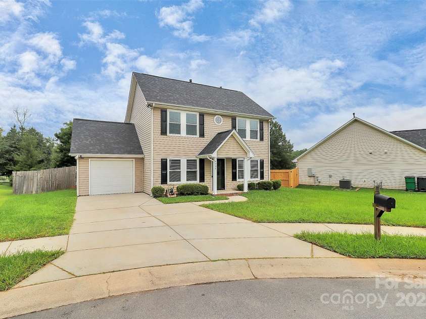 4234 Red Shed Lane, Charlotte, NC 28269.  MLS# CAR4291534, YatesRealty ID 33742. 