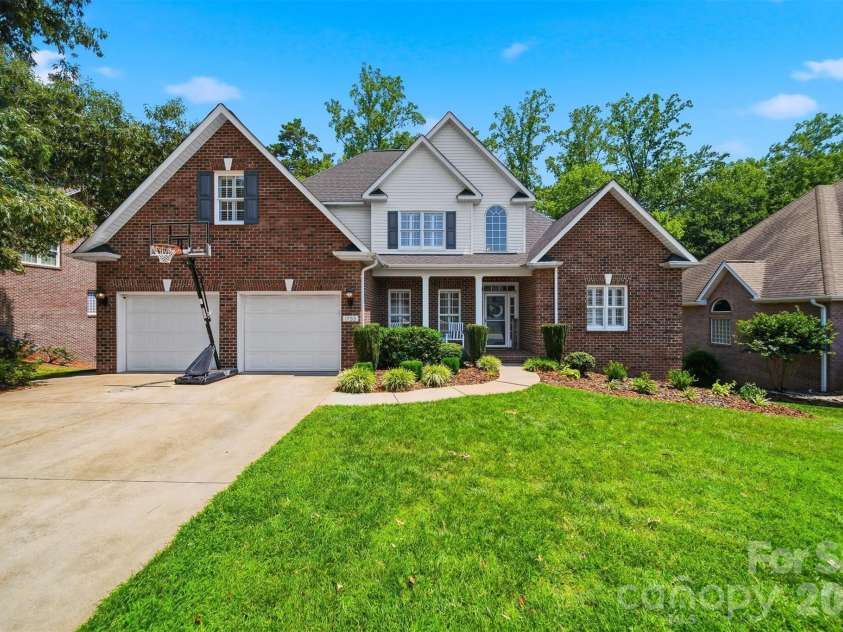 1753 30th Avenue Drive, Hickory, NC 28601.  MLS# CAR4398087, YatesRealty ID 33743. 