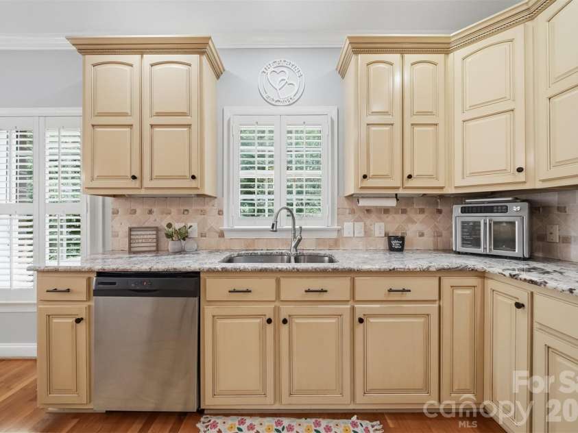 1753 30th Avenue Drive, Hickory, NC 28601.  MLS# CAR4398087, YatesRealty ID 33743. 