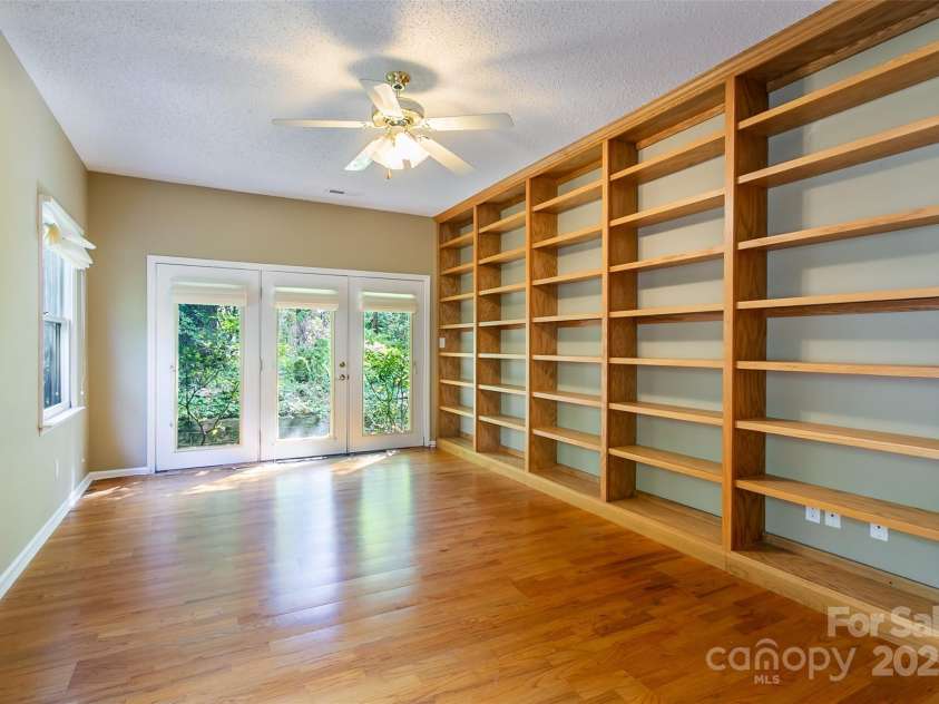 132 Fox Cross Drive, Brevard, NC 28712.  MLS# CAR4290166, YatesRealty ID 33744. 