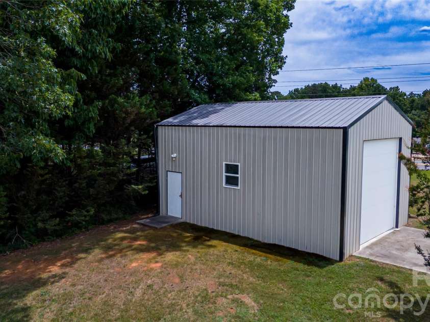 6000 George Hildebran School Road, Hickory, NC 28602.  MLS# CAR4397941, YatesRealty ID 33746. 