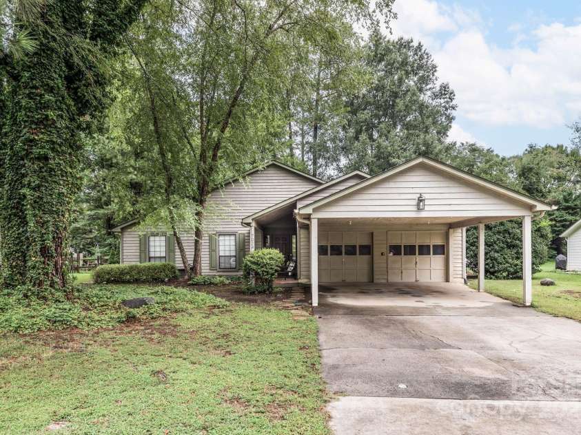 7024 Stillmeadow Drive, Charlotte, NC 28277.  MLS# CAR4288710, YatesRealty ID 33747. 