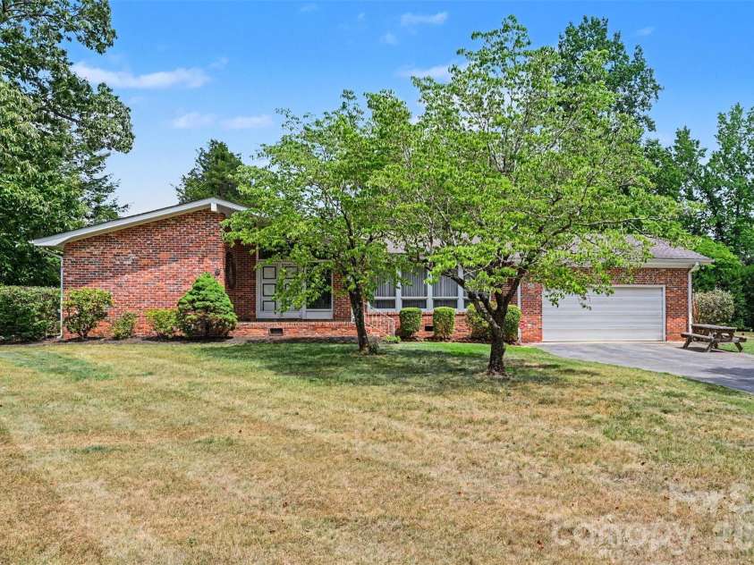 207 Sills Drive, Salisbury, NC 28146.  MLS# CAR4396186, YatesRealty ID 33751. 
