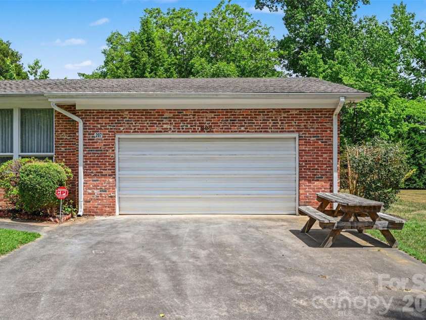 207 Sills Drive, Salisbury, NC 28146.  MLS# CAR4396186, YatesRealty ID 33751. 