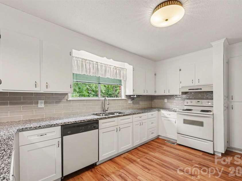 207 Sills Drive, Salisbury, NC 28146.  MLS# CAR4396186, YatesRealty ID 33751. 