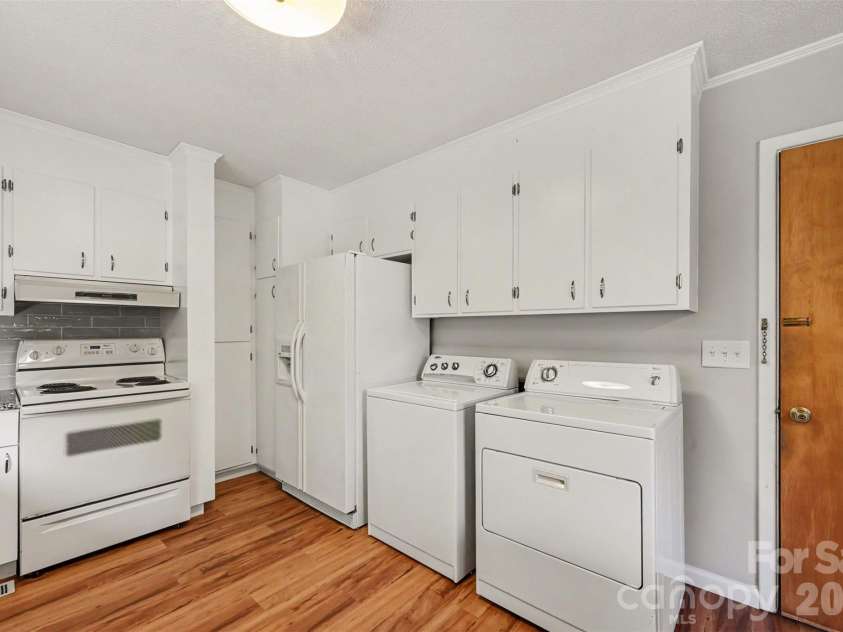 207 Sills Drive, Salisbury, NC 28146.  MLS# CAR4396186, YatesRealty ID 33751. 
