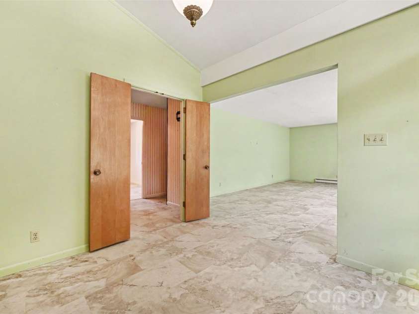 207 Sills Drive, Salisbury, NC 28146.  MLS# CAR4396186, YatesRealty ID 33751. 
