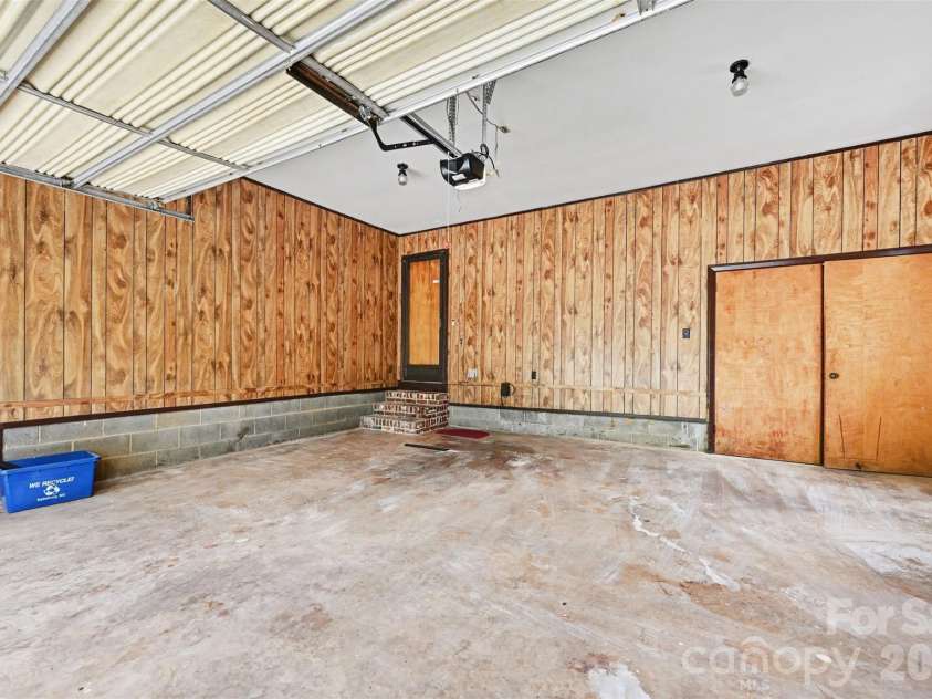 207 Sills Drive, Salisbury, NC 28146.  MLS# CAR4396186, YatesRealty ID 33751. 