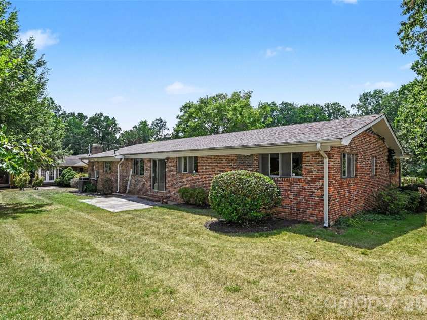 207 Sills Drive, Salisbury, NC 28146.  MLS# CAR4396186, YatesRealty ID 33751. 