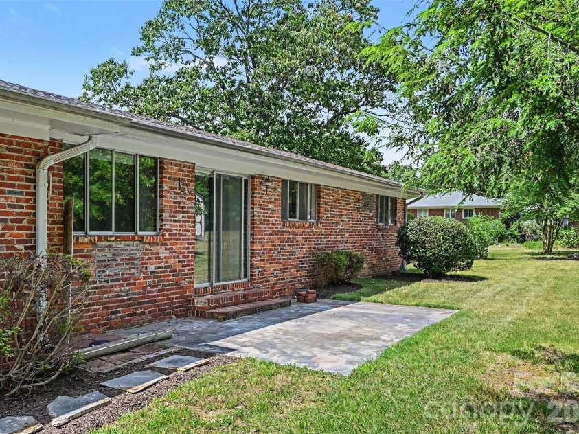 207 Sills Drive, Salisbury, NC 28146.  MLS# CAR4396186, YatesRealty ID 33751. 