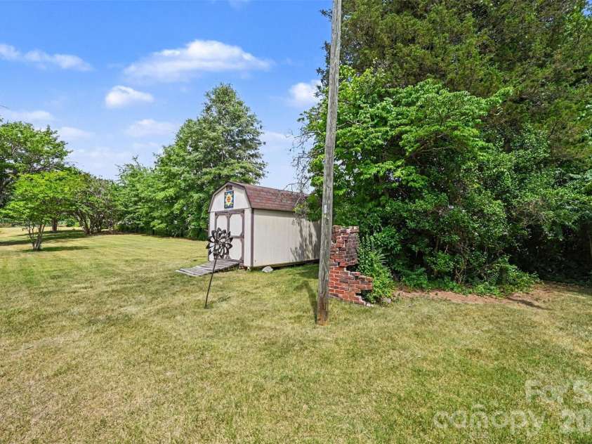 207 Sills Drive, Salisbury, NC 28146.  MLS# CAR4396186, YatesRealty ID 33751. 