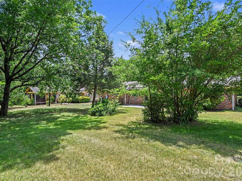 207 Sills Drive, Salisbury, NC 28146.  MLS# CAR4396186, YatesRealty ID 33751. 